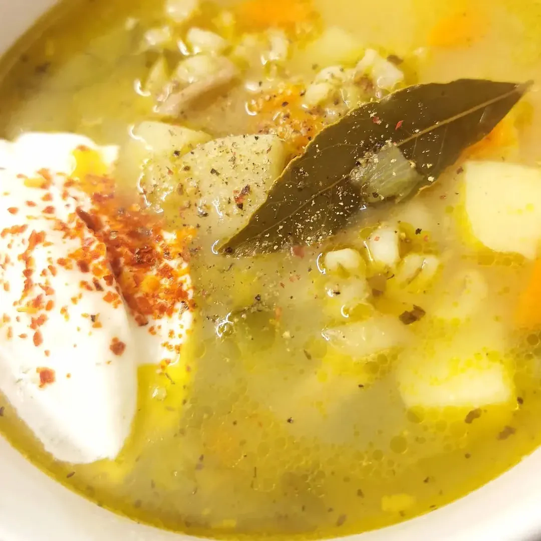 Agurkinė sriuba su perlinėmis kruopomis ir mėsa