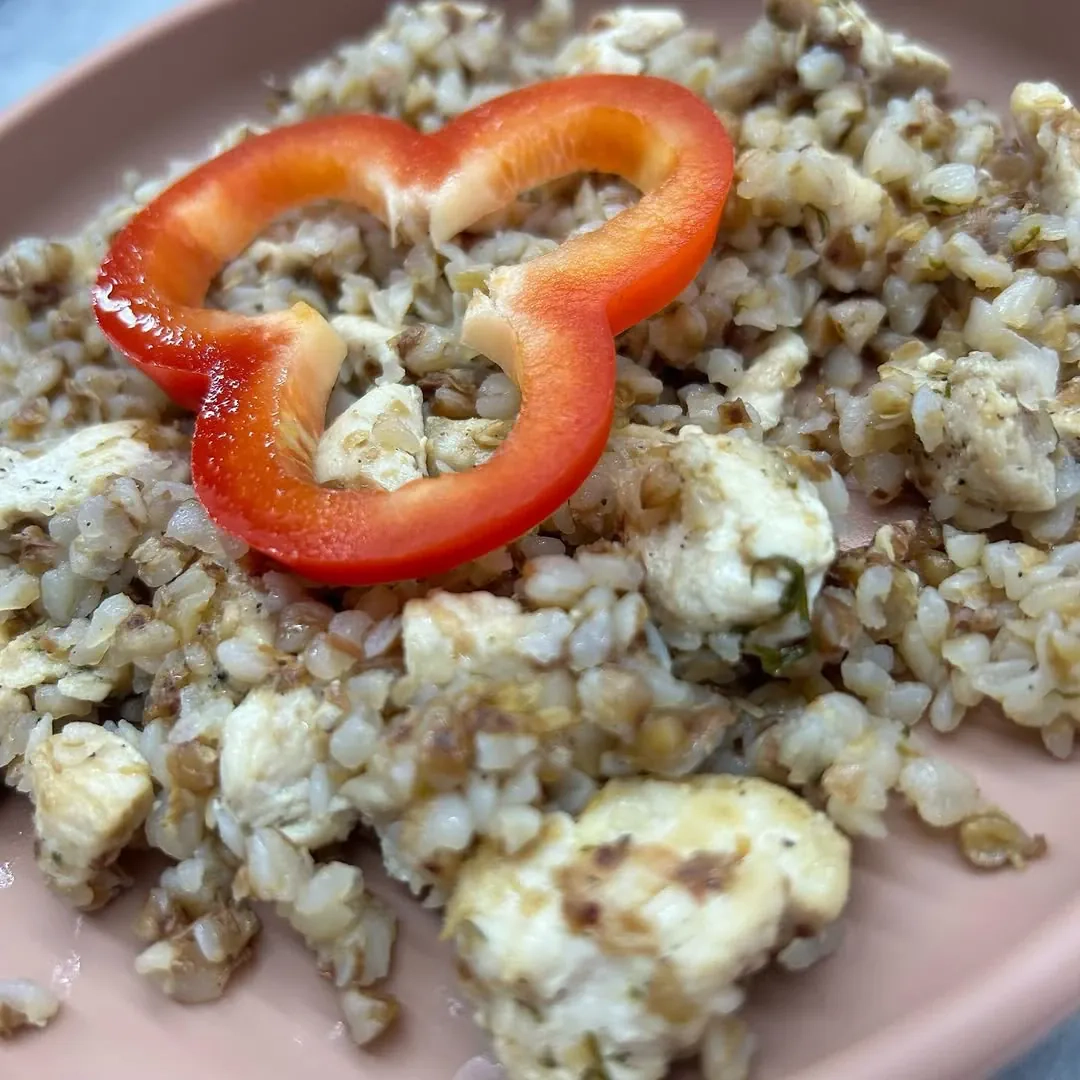 Skani grikių košė su vištiena ir paprika