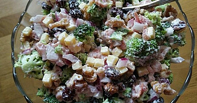 Brokolių salotos su džiovintomis spanguolėmis, kumpiu ir sūriu
