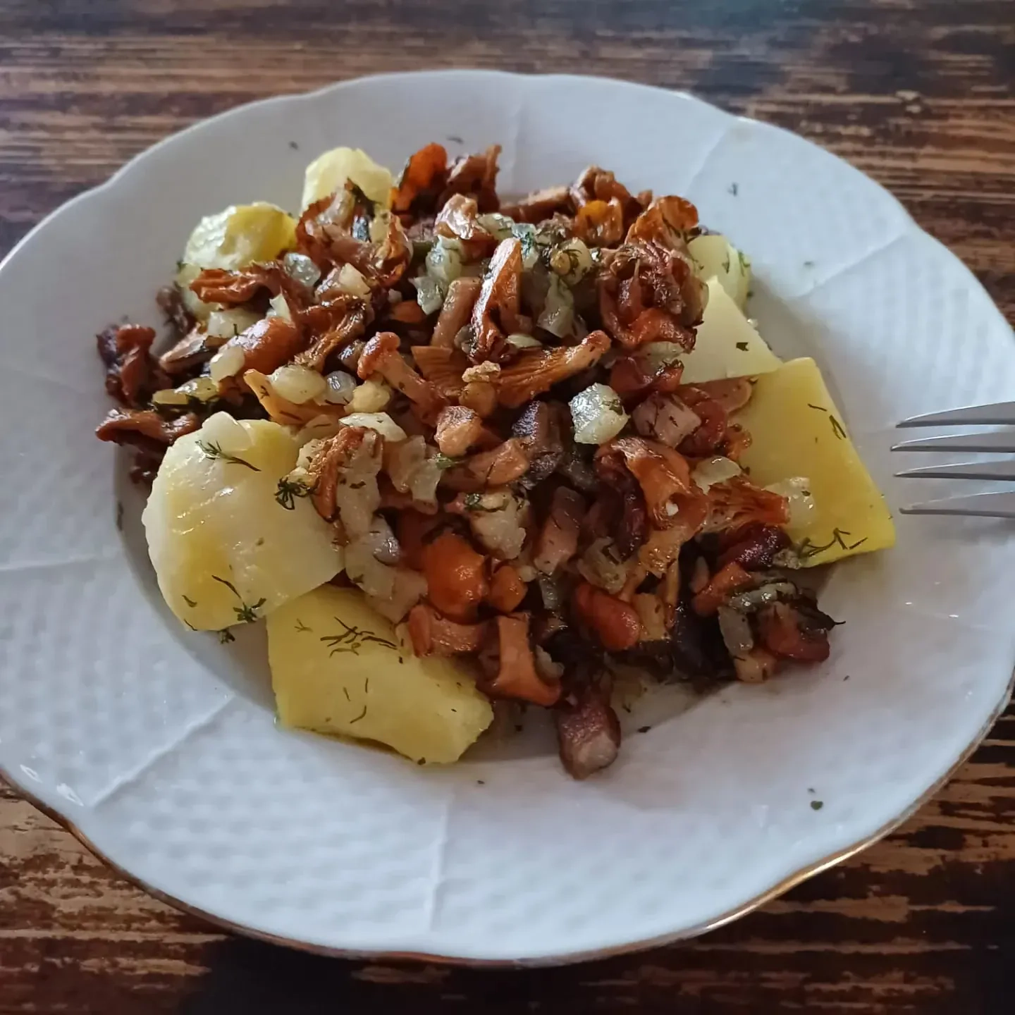 Troškintos voveraitės su šonine, svogūnais ir grietinėle