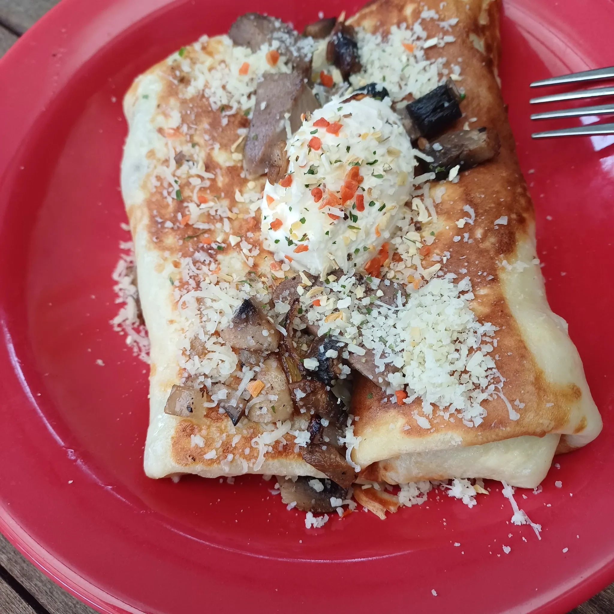 Įdaryti lietiniai su virtu liežuviu, pievagrybiais ir svogūnais