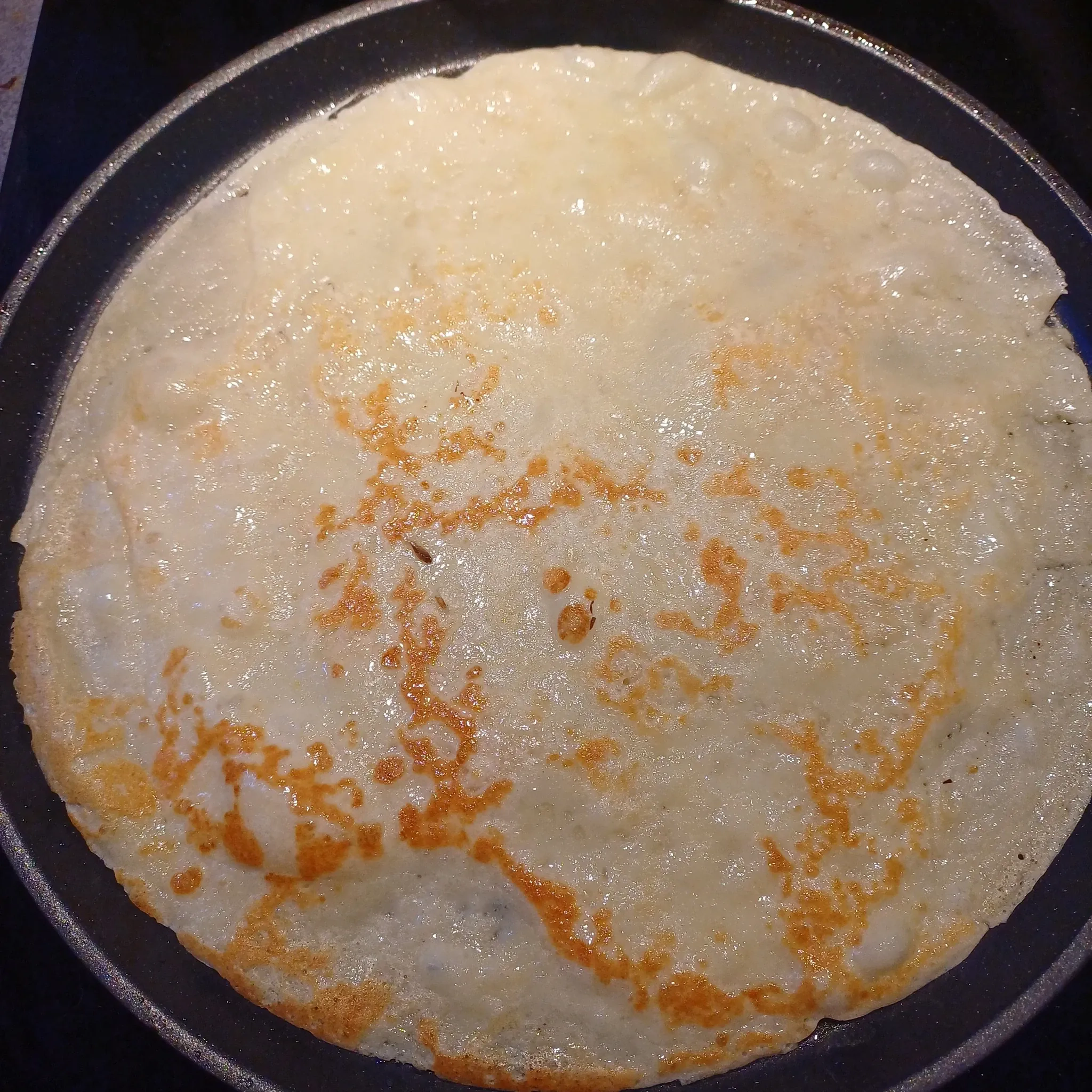 Įdaryti lietiniai su virtu liežuviu, pievagrybiais ir svogūnais