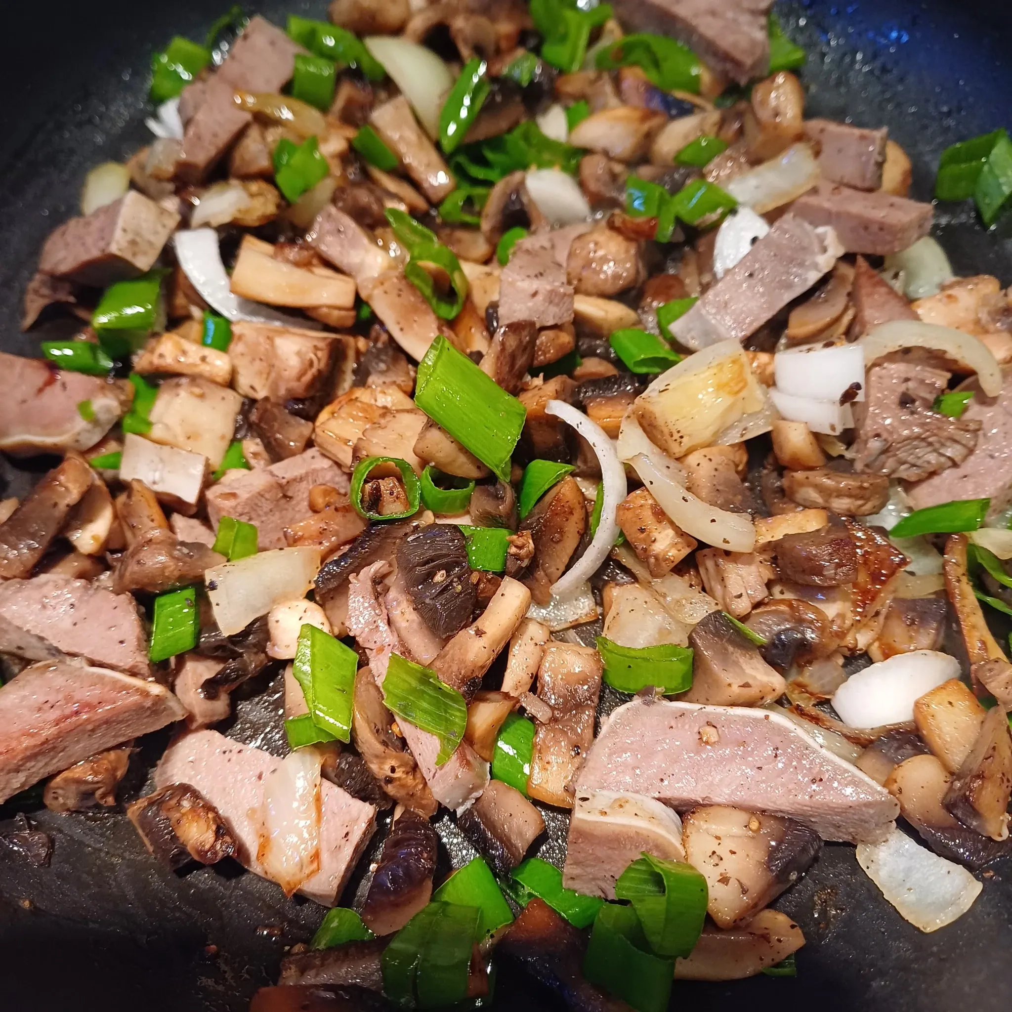 Įdaryti lietiniai su virtu liežuviu, pievagrybiais ir svogūnais