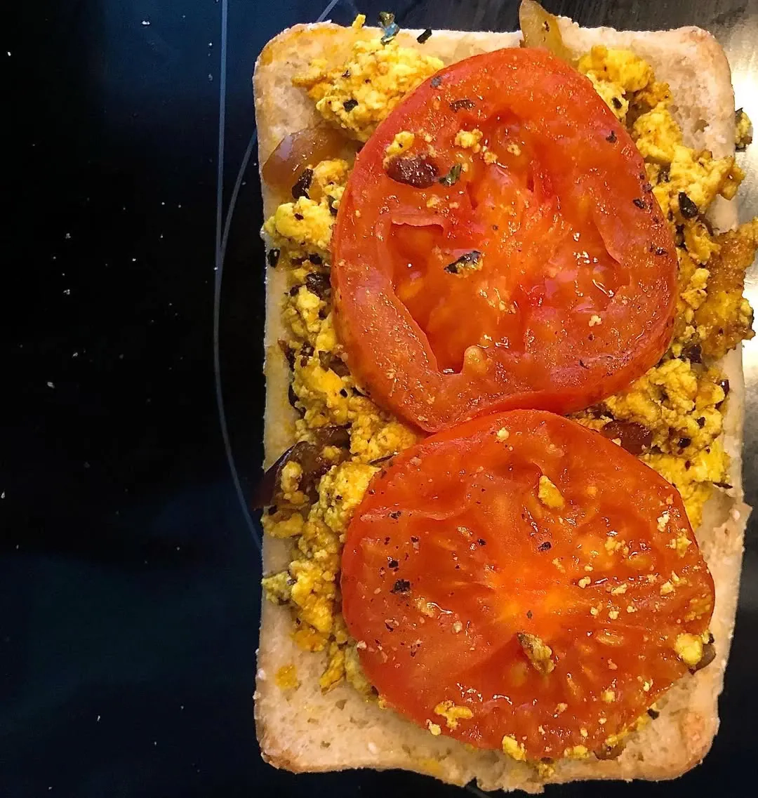 Veganiški trikampiai sumuštiniai su keptu tofu ir pomidorais