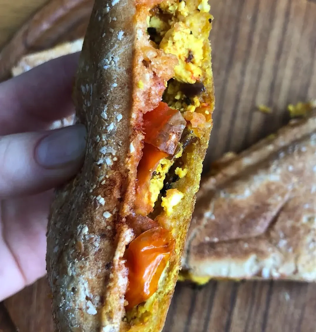 Veganiški trikampiai sumuštiniai su keptu tofu ir pomidorais