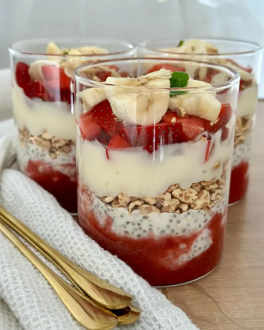 Pudding chia na kefirze z musem truskawkowym, bananem i ekspandowanym orkiszem