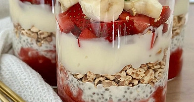Pudding chia na kefirze z musem truskawkowym, bananem i ekspandowanym orkiszem