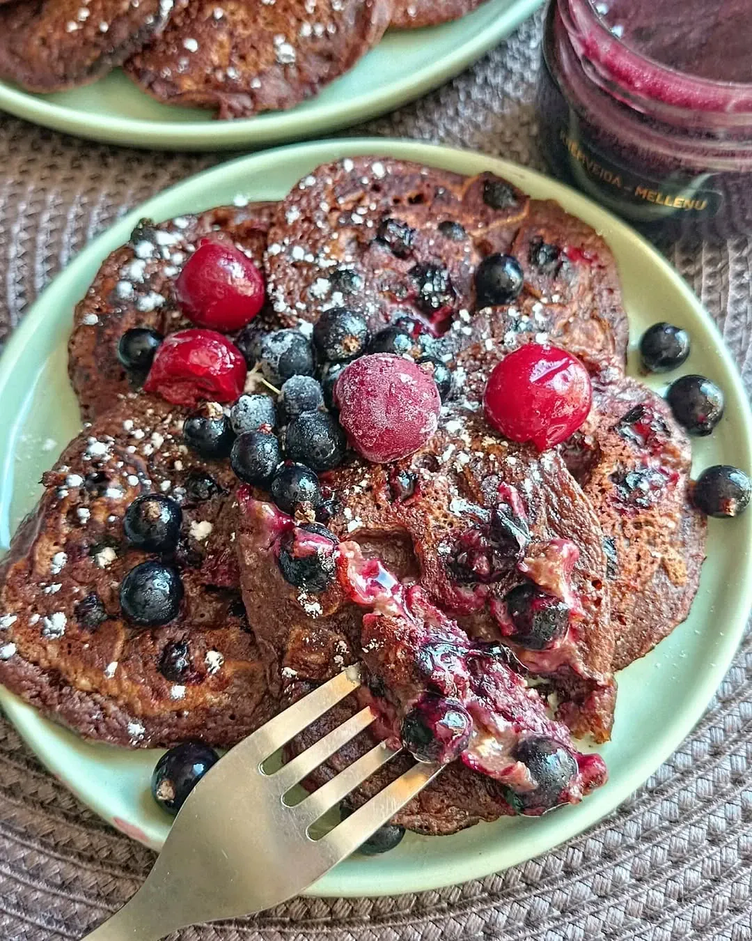 Šokolādes-banānu pankūkas ar ogām un musli
