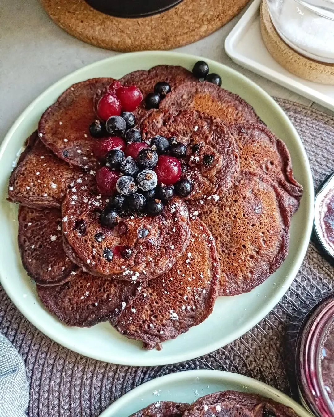 Šokolādes-banānu pankūkas ar ogām un musli