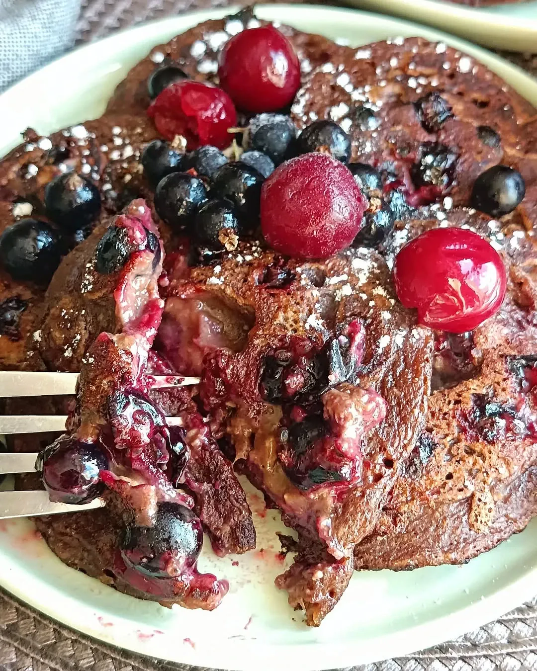 Šokolādes-banānu pankūkas ar ogām un musli