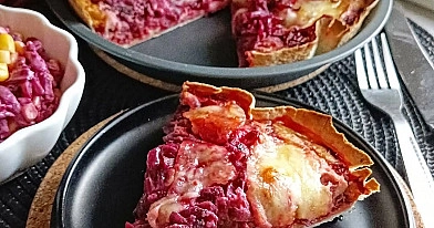 Ātrais sacepums ar bietēm un sieru tortiljas pamatnē