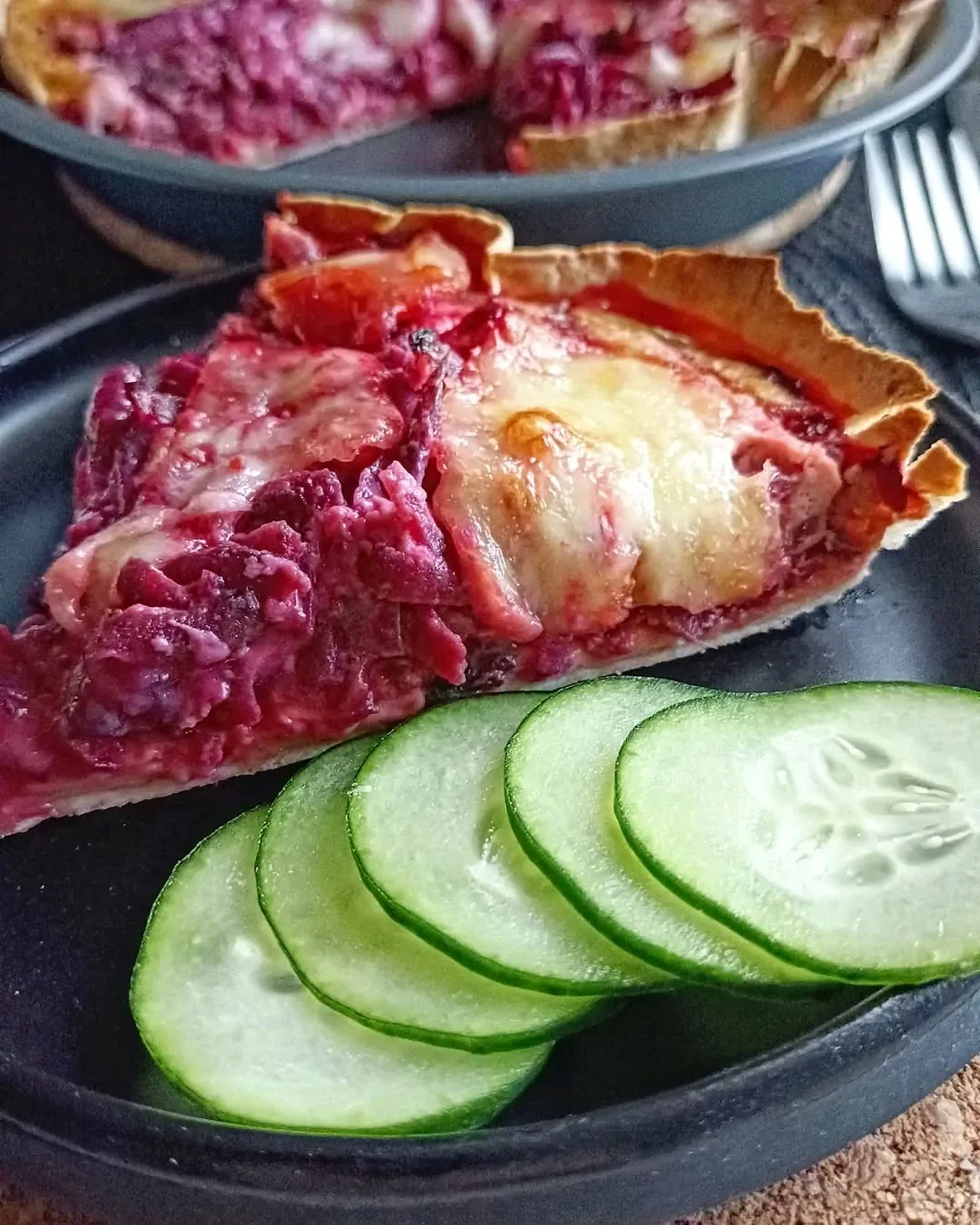 Ātrais sacepums ar bietēm un sieru tortiljas pamatnē