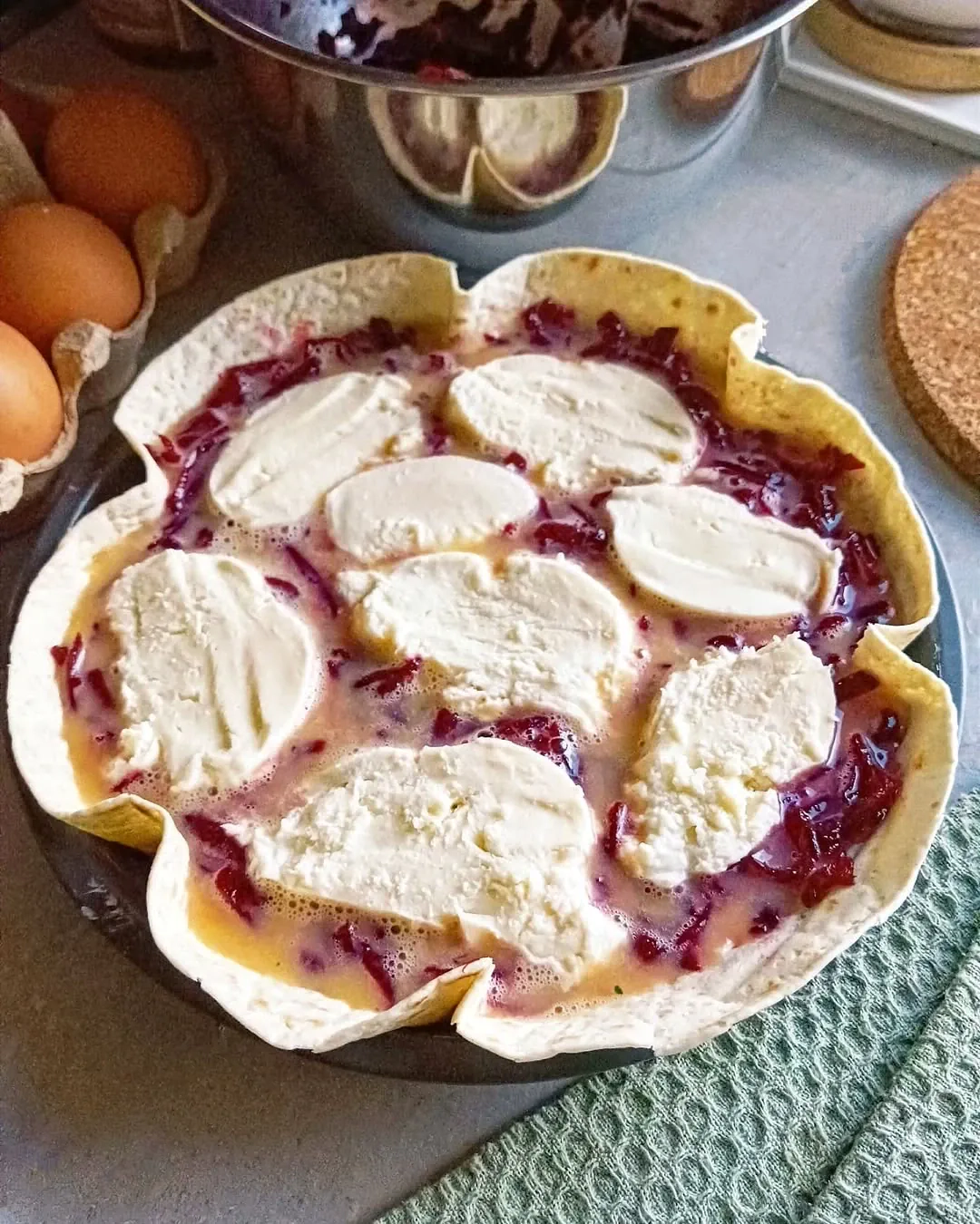 Ātrais sacepums ar bietēm un sieru tortiljas pamatnē