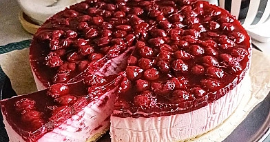 Svaigā siera kūka ar ķiršiem un cepumu pamatni