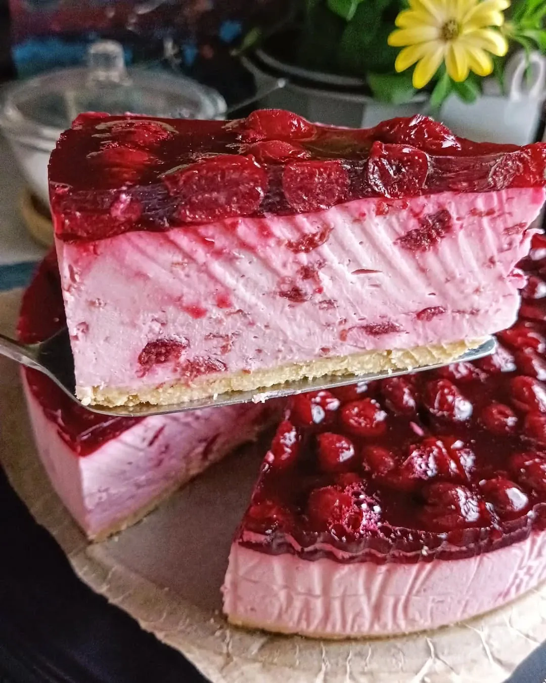 Svaigā siera kūka ar ķiršiem un cepumu pamatni