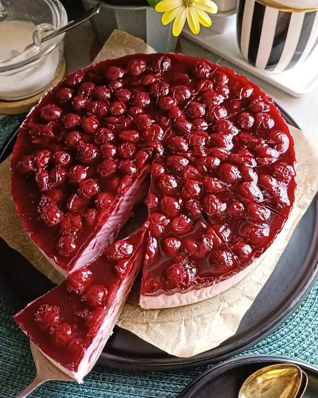 Svaigā siera kūka ar ķiršiem un cepumu pamatni