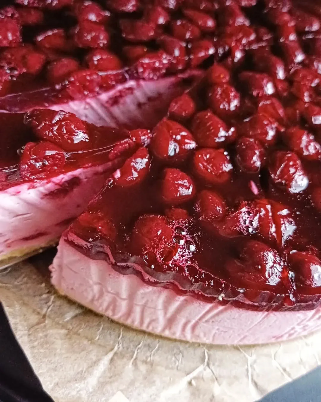 Svaigā siera kūka ar ķiršiem un cepumu pamatni