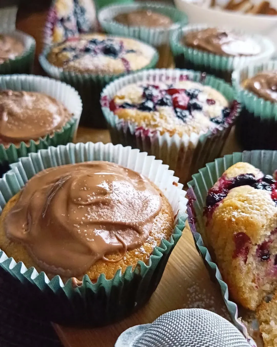 Gardi jogurta kēksiņi ar ogām un šokolādi
