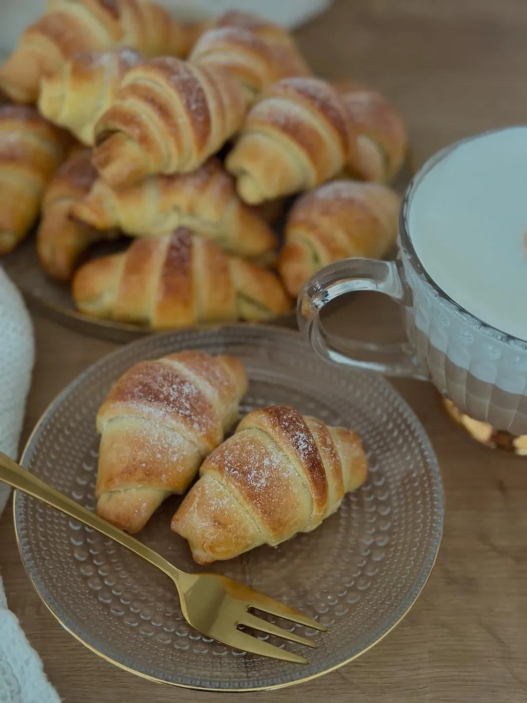 Domowe rogaliki drożdżowe z nutellą i marmoladą