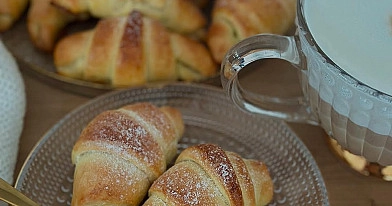 Domowe rogaliki drożdżowe z nutellą i marmoladą