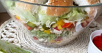 Sałatka Big Mac z mięsem mielonym i chrupiącymi grzankami