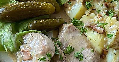 Polędwiczki wieprzowe w kremowym sosie kurkowym z cebulą i śmietanką