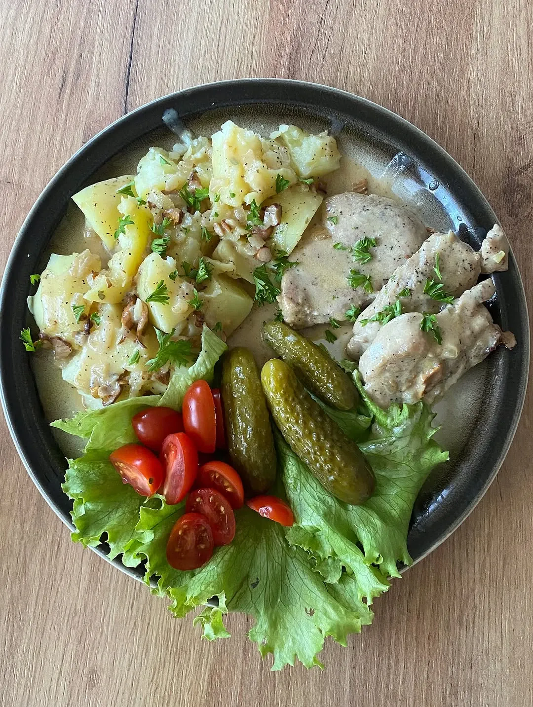 Polędwiczki wieprzowe w kremowym sosie kurkowym z cebulą i śmietanką