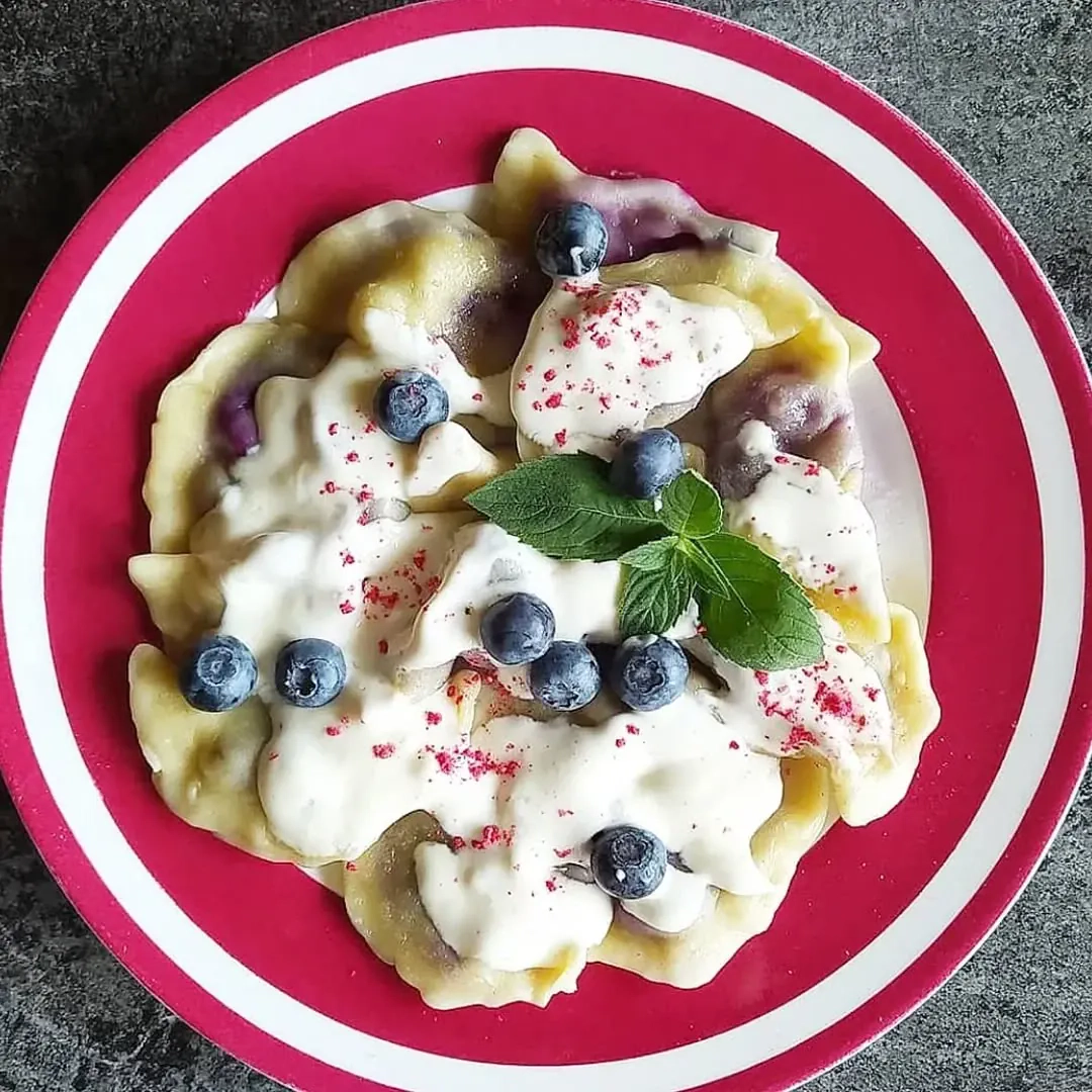 Jak zrobić pierogi z jagodami i śmietaną krok po kroku