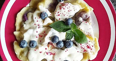 Jak zrobić pierogi z jagodami i śmietaną krok po kroku