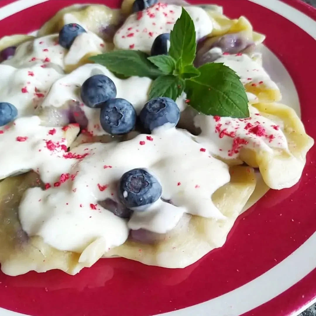 Jak zrobić pierogi z jagodami i śmietaną krok po kroku