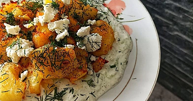 Letni obiad z młodymi ziemniakami zapiekanymi i sosem tzatziki