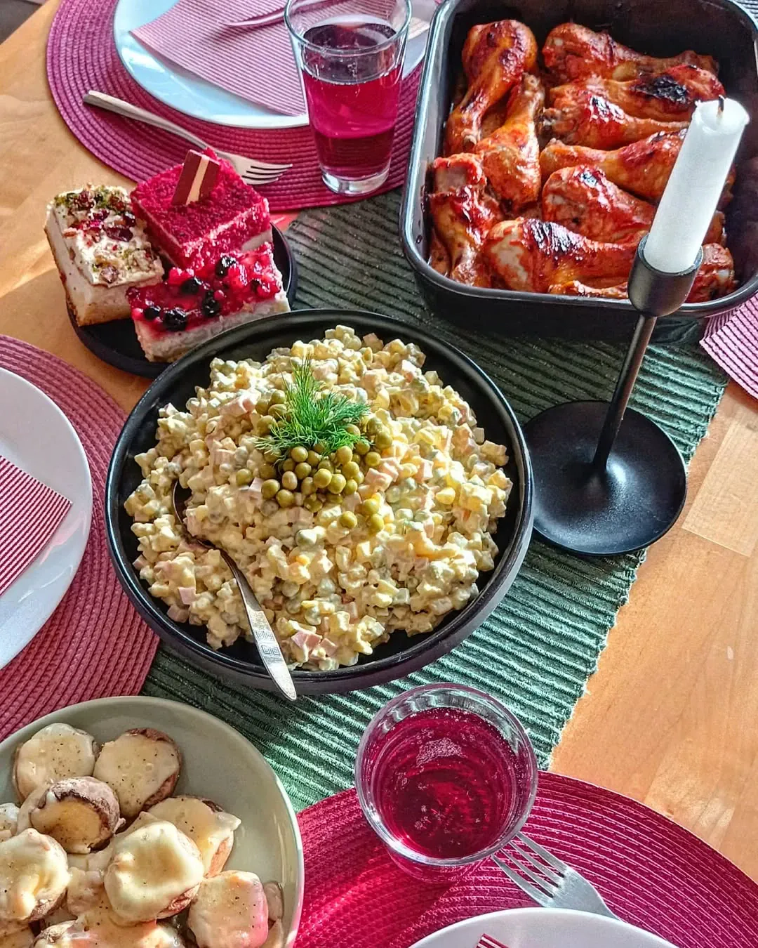 Sātīgs svētku rosols ar doktordesu un marinētiem gurķiem