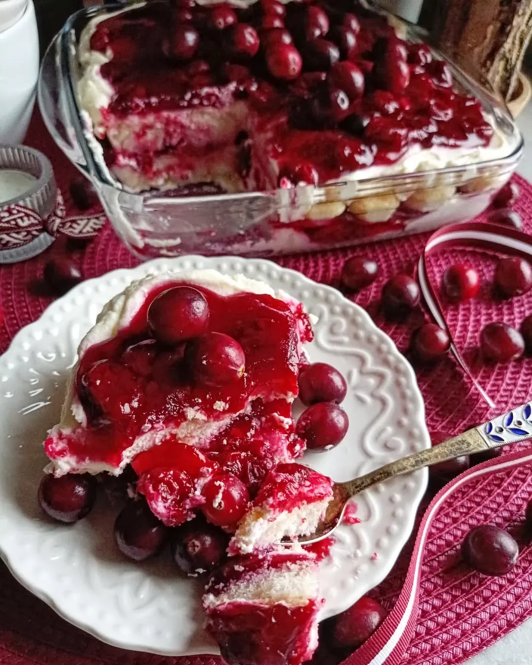 Ķiršu un mascarpones kārtojuma kūka svētku galdam