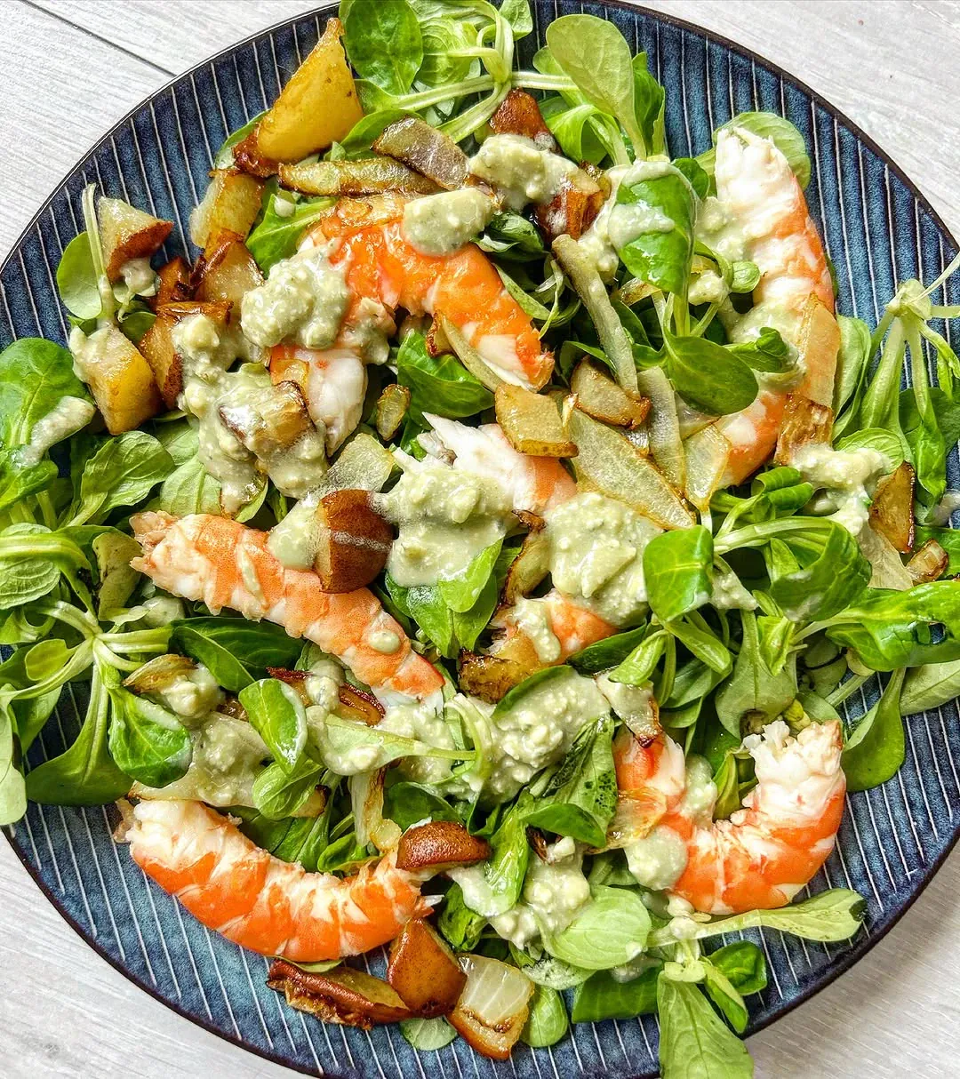 Ensalada de langostinos con pera y vinagreta cremosa de queso azul