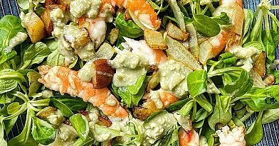 Ensalada de langostinos con pera y vinagreta cremosa de queso azul