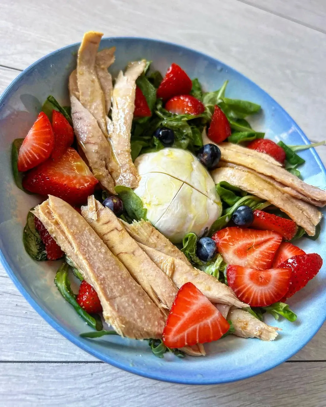 Ensalada saludable de mozzarella, caballa y frutos rojos para cuidar tu digestión