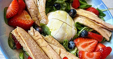 Ensalada saludable de mozzarella, caballa y frutos rojos para cuidar tu digestión