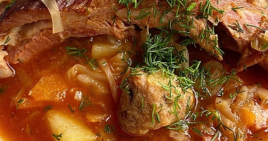 Kapuśniak z młodej kapusty na wędzonych żeberkach z mini pulpetami i boczkiem
