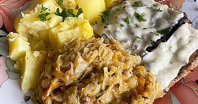 Schab z pieczarkami i żółtym serem z młodą kapustą oraz ziemniakami