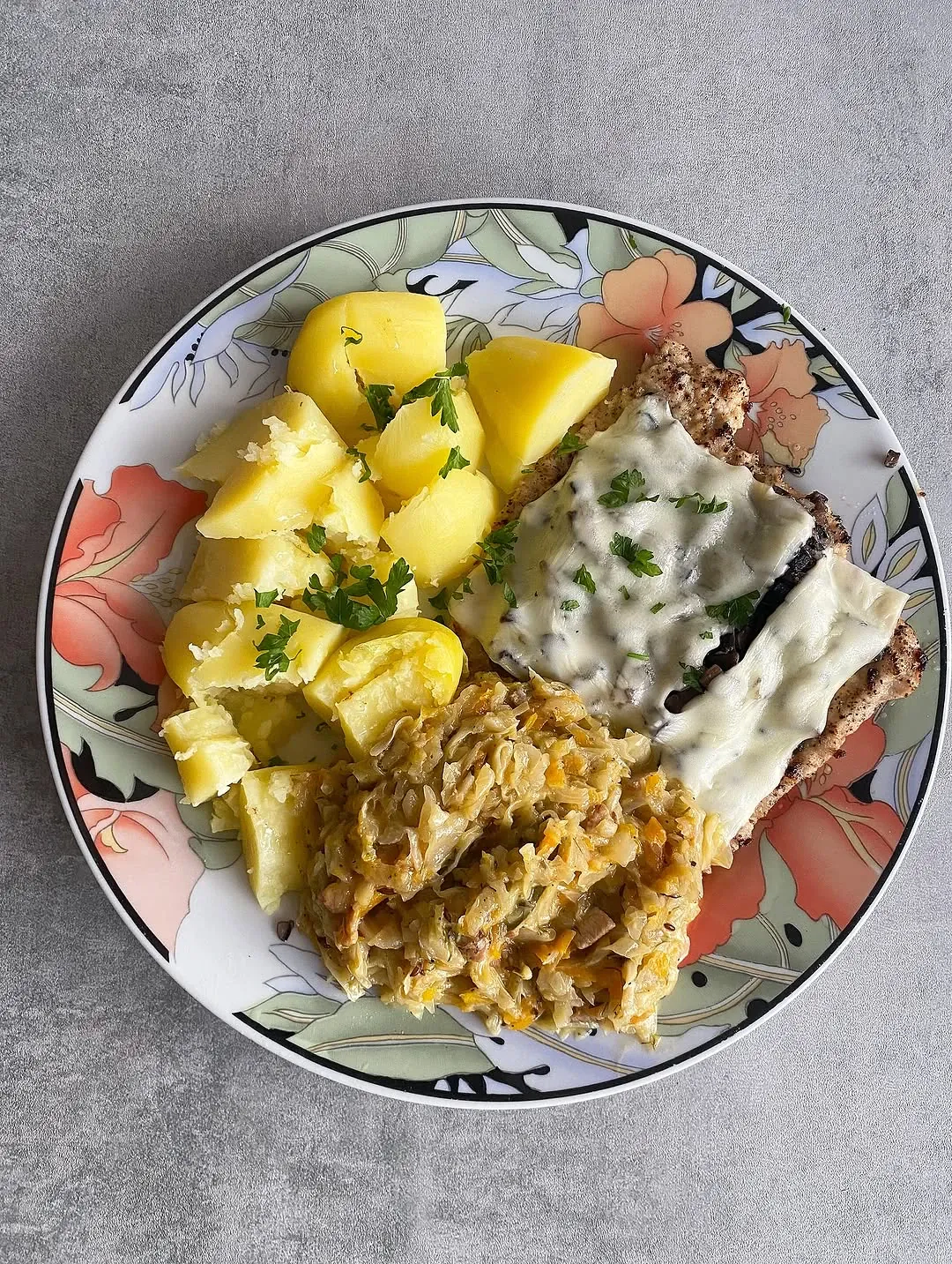 Schab z pieczarkami i żółtym serem z młodą kapustą oraz ziemniakami