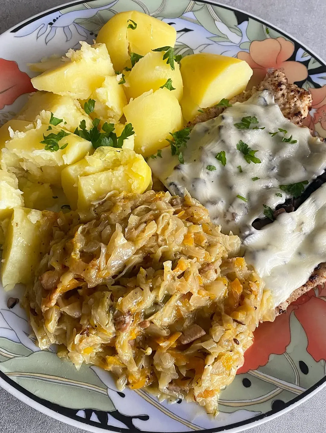 Schab z pieczarkami i żółtym serem z młodą kapustą oraz ziemniakami