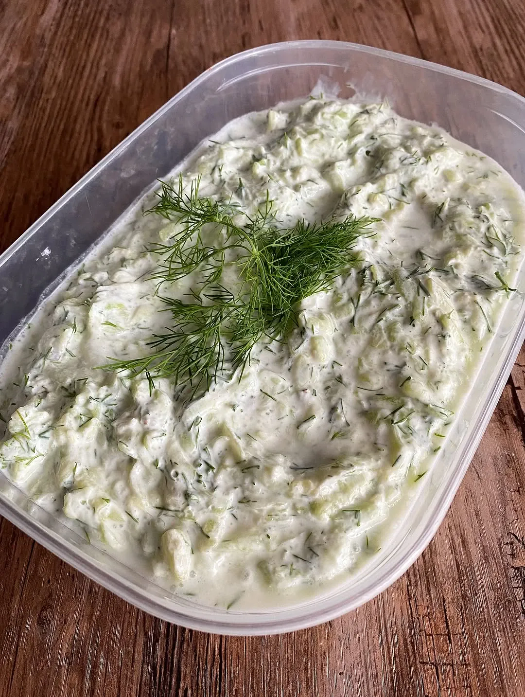 Grecki sos tzatziki – tradycyjny przepis na orzeźwiający dip z jogurtem i ogórkami