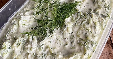 Grecki sos tzatziki – tradycyjny przepis na orzeźwiający dip z jogurtem i ogórkami