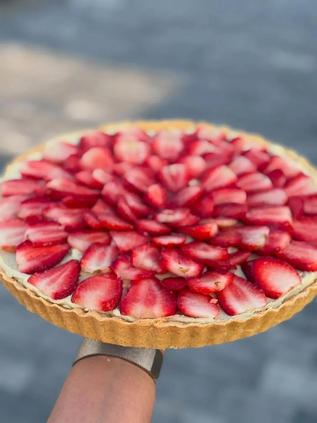 Tarta z kremem pistacjowym i świeżymi truskawkami