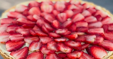 Tarta z kremem pistacjowym i świeżymi truskawkami