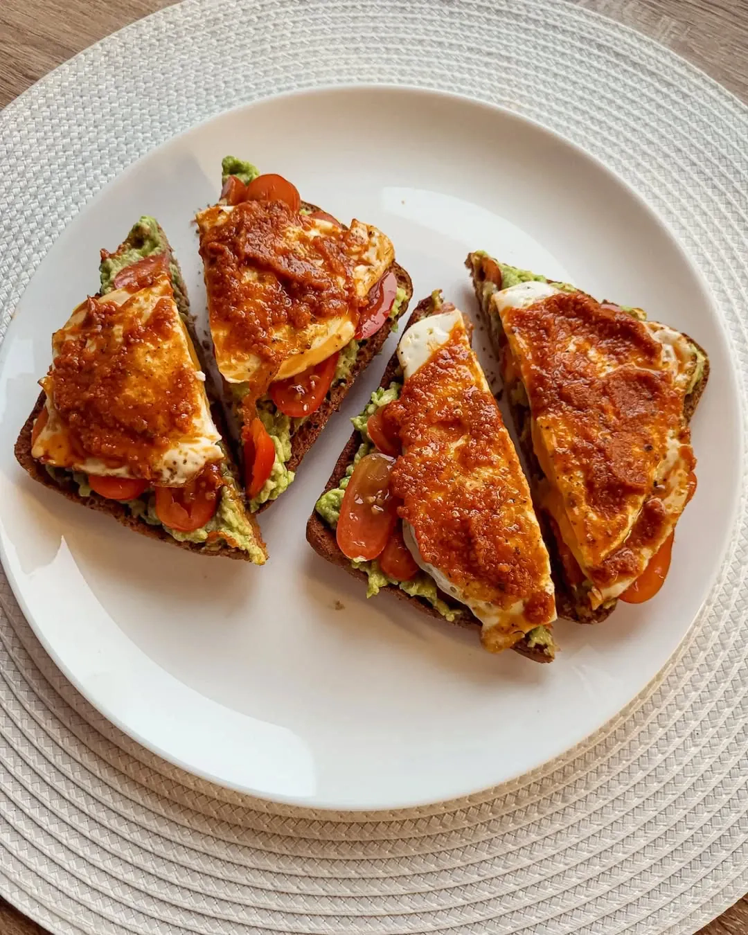 Sveikas avokado ir kiaušinių sumuštinis su Pesto Rosso padažu