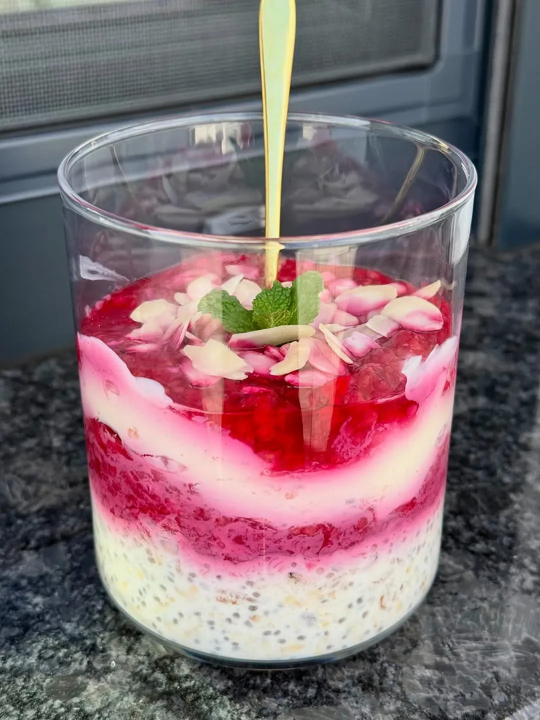 Nocna owsianka z malinami i waniliowym puddingiem – pyszne fit śniadanie w słoiku
