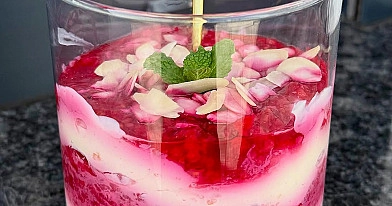 Nocna owsianka z malinami i waniliowym puddingiem – pyszne fit śniadanie w słoiku