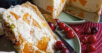 Svaigā persiku kūka bez cepšanas ar krēmsieru un jogurtu