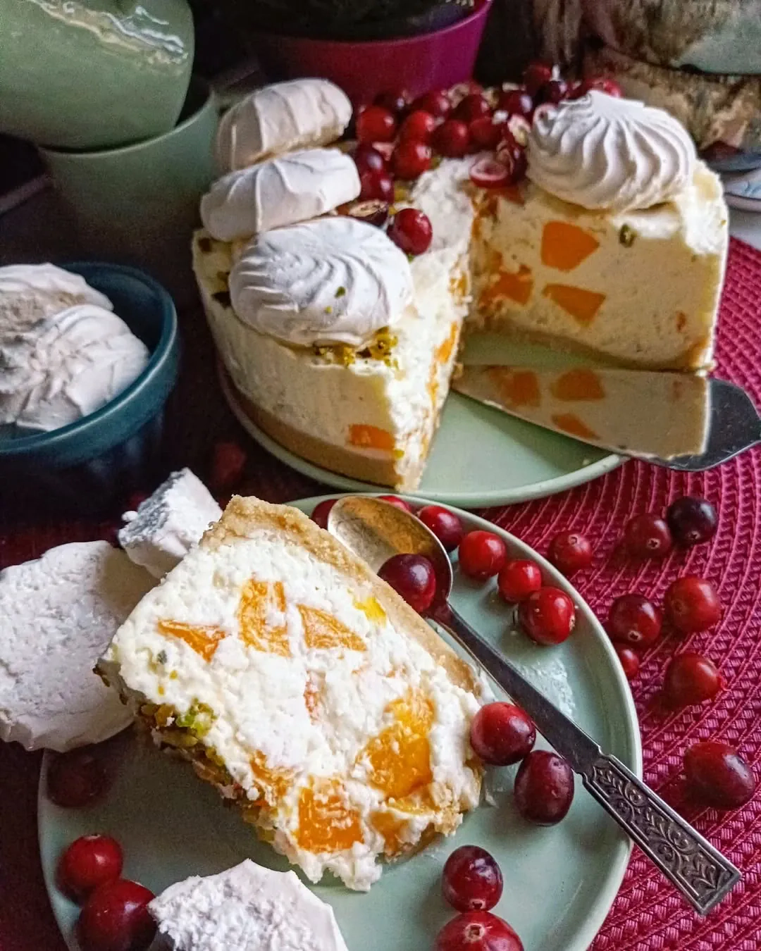 Svaigā persiku kūka bez cepšanas ar krēmsieru un jogurtu